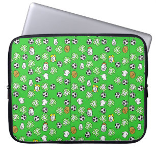 Fußbälle, grüne und weiße Trikots und Fans Laptopschutzhülle