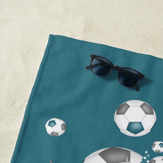 Fußbälle mit aquamarinen grauen Sternen ihr Name Strandtuch (Beispiel)