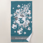 Fußbälle mit aquamarinen grauen Sternen ihr Name Strandtuch (Vorderseite)