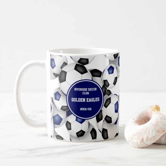 Fußbälle Muster blauer schwarzer individuelle Name Kaffeetasse (Mit Donut)