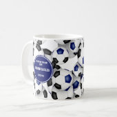 Fußbälle Muster blauer schwarzer individuelle Name Kaffeetasse (Vorderseite Links)