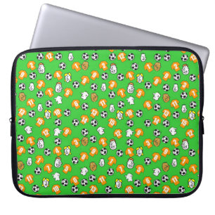 Fußbälle, orangefarbene Trikots und Fans Laptopschutzhülle