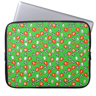 Fußbälle, rote Trikots und Fans Laptopschutzhülle