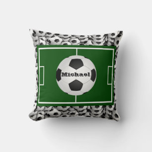 Fußballfeld und Bälle Personalisiert Kissen