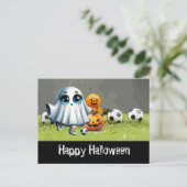 Fußballfröhliches Halloween mit Bälle auf grünem G Postkarte (Stehend Vorderseite)