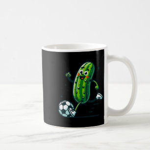 Fußballgurke, die lustigen Pickleballspieler kickt Kaffeetasse