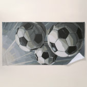 Fußballkunst – Dynamisches Fußballdesign Strandtuch (Vorderseite)