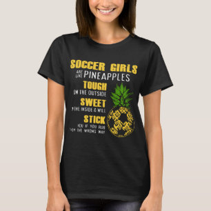 Fußballmädchen sind wie Ananas toush auf dem T-Shirt
