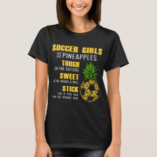 Fußballmädchen sind wie Ananas toush auf dem T-Shirt
