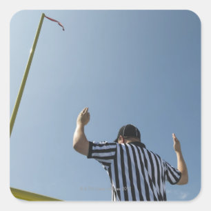 Fußballreferent, der Feldkorb nennt Quadratischer Aufkleber
