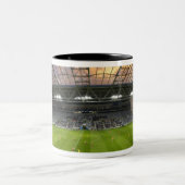 Fußballspiel, Forsyth Barr Stadium, Dunedin Zweifarbige Tasse (Mittel)