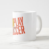 Fußballspielen Jumbo-Tasse (Vorderseite Rechts)