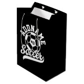 Fußballspieler ADD NAME Football Team Personalisie Mittlere Geschenktüte (Rückseite Schrägansicht)