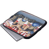 Fußballspieler auf der Bank 2 Laptopschutzhülle (Vorne Knopf)
