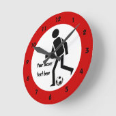 Fußballspieler und Ball schwarz und rot Runde Wanduhr (Winkel)