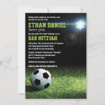 Fußballstadion bei Night Bar Mitzvah Einladung<br><div class="desc">Wenn Ihr Sohn ein Fußballenthusiast mit Träumen von der Weltmeisterschaft ist, dann ist diese Bar Mitzvah-Einladung, die das Bild eines Nachtfußballstadions mit einem strahlenden David-Stern auf dem grünen Gras und Fußball hat, vielleicht ein perfekter Weg, um seinen großen Tag zu feiern. Dieser Fußball-Einladung hat den Namen Ihres Sohnes in einem...</div>