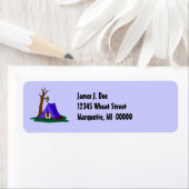 Füße, die sich aus den Zelt-Camper-Adressmarken ab (Insitu)