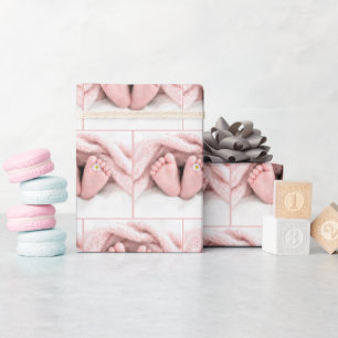 Füße eines Babymädchens mit einer weißen Margerite Geschenkpapier