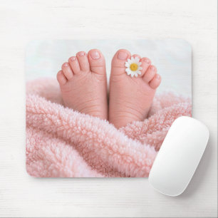 Füße eines Babymädchens mit weißer Margerite Mousepad