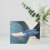 Füße in Brunnen Postkarte (Stehend Vorderseite)