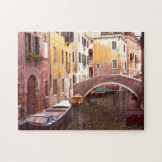 Fußgängerbrücke in einer farbenfrohen Nachbarschaf Puzzle