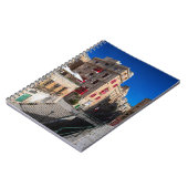 Fußgängerbrücke, schmale Straße mit Treppe in Vall Notizblock (Linke Seite)