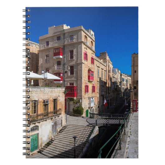 Fußgängerbrücke, schmale Straße mit Treppe in Vall Notizblock (Vorderseite)