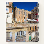 Fußgängerbrücke, schmale Straße mit Treppe in Vall Notizblock (Rückseite)