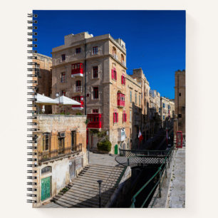 Fußgängerbrücke, schmale Straße mit Treppe in Vall Notizblock