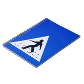 Fußgängerübergangsschild in Omani - Muscat, Oman Notizblock (Linke Seite)