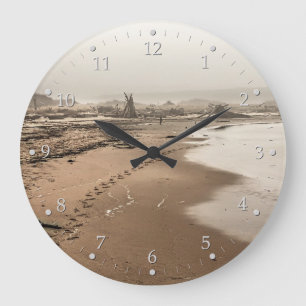 Fußspuren am Foggy Beach Große Wanduhr