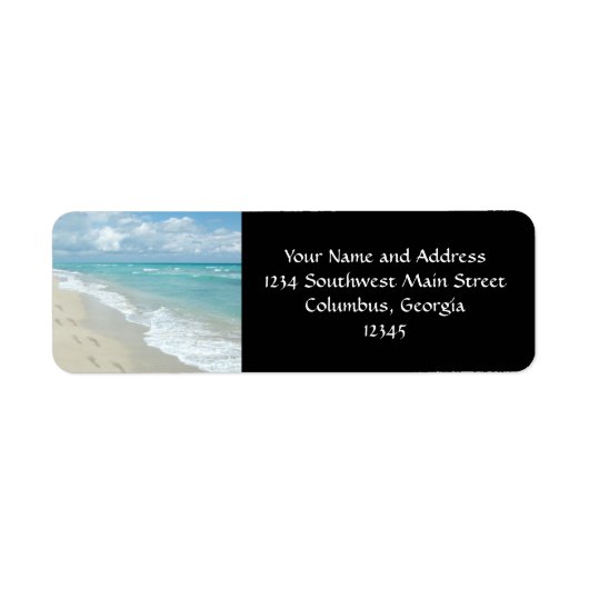 Fußspuren am weißen Sandstrand, Landschaftliches A (Vorne)