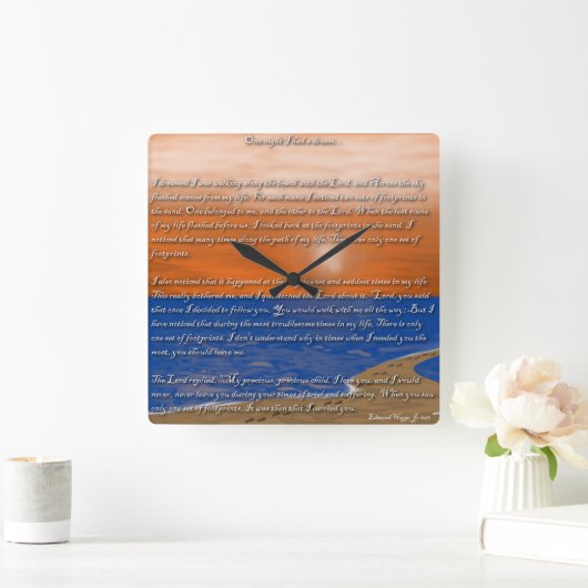 Fußspuren im Sandgedicht Quadratische Wanduhr (Zuhause)