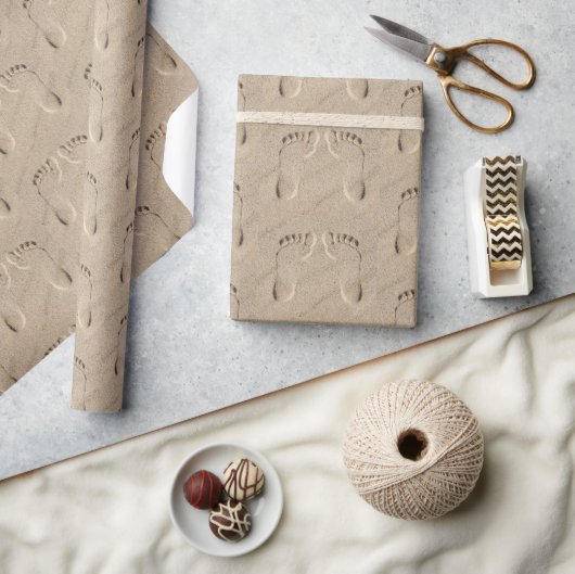 Fußspuren im Sandstrand Geschenkpapier (Kunsthandwerk)