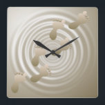 Fußspuren in der Sand-Wall-Uhr Quadratische Wanduhr<br><div class="desc">Ungewöhnliche Fußabdrücke in geflochtenem Sand-Design in sandigem Beige.</div>