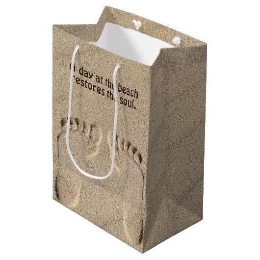 Fußspuren in Sand mit Strandangebot Mittlere Geschenktüte (Vorderseite Schrägansicht)