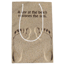 Fußspuren in Sand mit Strandangebot Mittlere Geschenktüte