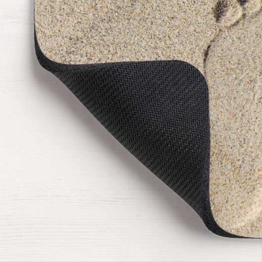 Fußspuren in Sand mit Strandangebot Mousepad (Ecke)