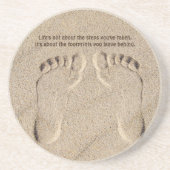 Fußspuren in Sand mit Zitat Getränkeuntersetzer (Vorne)