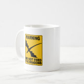 Füttern Sie nicht die Drachen Kaffeetasse (Vorderseite Links)