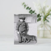 Fütternd Kind mit Flasche Milch Postkarte (Stehend Vorderseite)