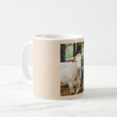 Fütternd Kuh in Frankreich Kaffeetasse (Vorderseite Links)