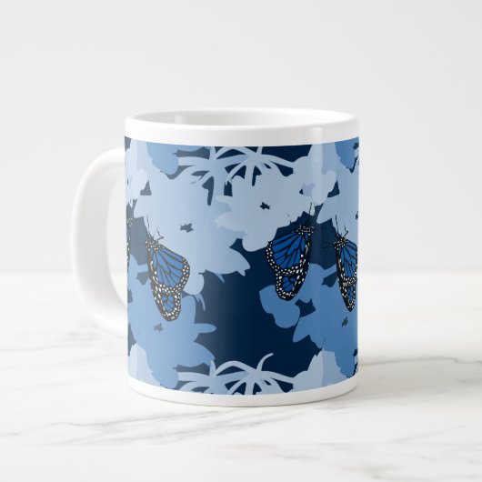 Fütternd Monarchschmetterling in Blau Jumbo-Tasse (Vorderseite Links)