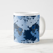 Fütternd Monarchschmetterling in Blau Jumbo-Tasse (Vorderseite Rechts)