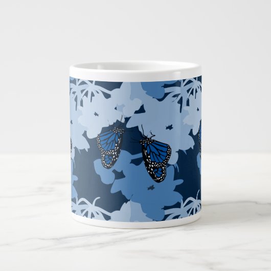 Fütternd Monarchschmetterling in Blau Jumbo-Tasse (Vorderseite)
