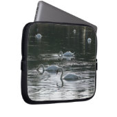 Fütternd Schwäne, Roath Park Lake, Cardiff Laptopschutzhülle (Vorne Rechts)