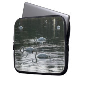Fütternd Schwäne, Roath Park Lake, Cardiff Laptopschutzhülle (Vorderseite Links)