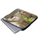 Füttre der Hühner (von H.A. Brendekilde) Laptopschutzhülle (Vorne Knopf)