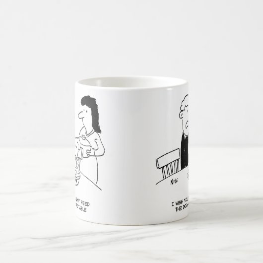 Füttre eines Hundes an der Tabelle Kaffeetasse (Mittel)