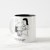 Füttre eines Hundes an der Tabelle Zweifarbige Tasse (Vorderseite Links)